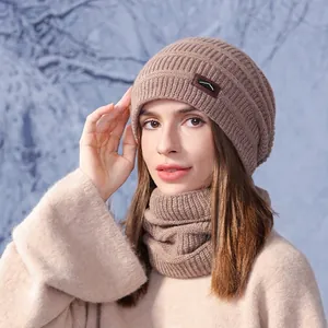 Set invernale caldo con berretto in maglia kaki e scaldacollo per attività all'aperto