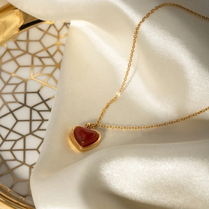 Dettaglio del ciondolo a cuore in agata rossa con catena in acciaio inossidabile 18K