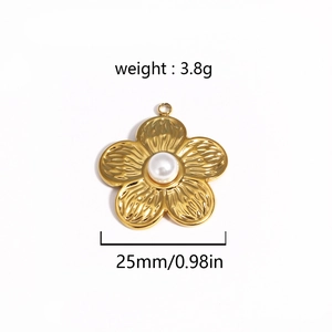 Détail du pendentif fleur avec perle montrant les dimensions et le poids de l'article