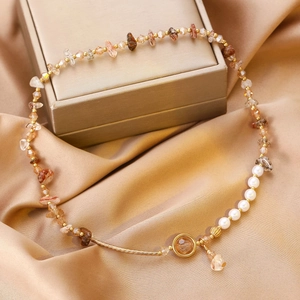 Détail du collier de perles avec pierres naturelles, perles blanches et pendentif papillon