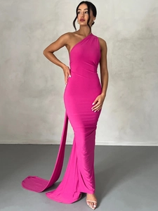 Détail de la robe longue rose une épaule ajustée avec traîne longue et maille élastique