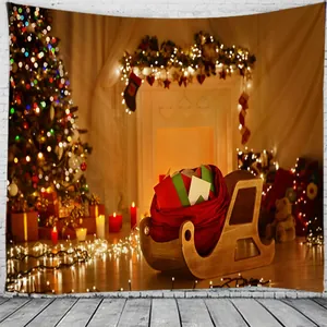 Gedetailleerd kersttapijt met feestelijke haard en boom op een witte bakstenen muur