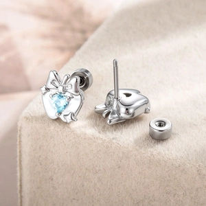 Orecchini a fiocco in argento con zircone a cuore blu visti frontalmente e di lato