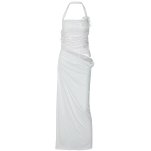 Détail d'une robe licou blanche avec fleur 3D et empiècement en résille à la taille