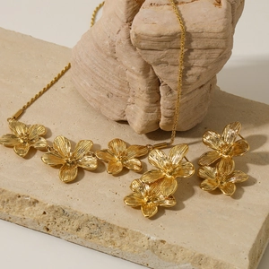 Blumen Halskette Und Ohrringe Edelstahl Plissiert Floral Elegant Wasserdicht Hypoallergen Schmuck Für Frauen
