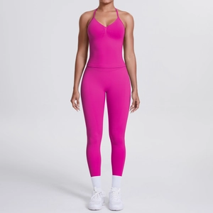 Nahaufnahme des rosenroten Yoga-Sets mit Halterneck-Top und High-Waist-Leggings