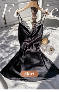 Détails de la chemise de nuit en satin noir avec broderie de dentelle sur le décolleté