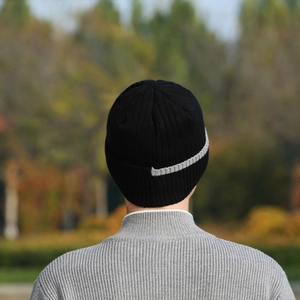 Herren Strickmütze in Schwarz und Grau mit Rippstruktur, ideal für den Winter und Outdoor