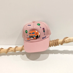 Dettaglio cappellino rosa per bambini con patch camion 3D e stampe stradali