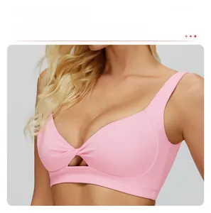 Dettaglio del reggiseno sportivo rosa con nodo frontale e imbottiture rimovibili