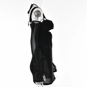 Vue latérale d'une robe moulante en maille noire avec gants longs sur un mannequin
