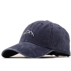 Broderie détaillée de lignes de montagne blanches sur une casquette en coton lavé marine