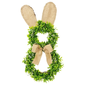 Détail de couronne de Pâques en forme de lapin avec feuillage vert et oreilles en jute