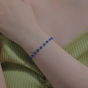 Bracelet à perles œil grec bleu pour femme avec chaîne en métal doré au poignet