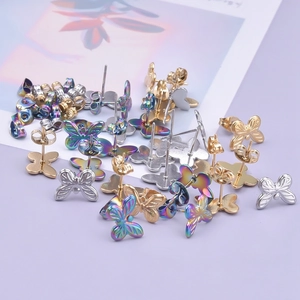 Dettaglio di orecchini a farfalla con finiture in oro argento e colori dell arcobaleno