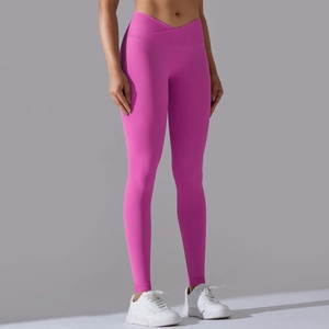 Dettaglio dei leggings yoga a vita alta con esclusivo design a incrocio a V in vita