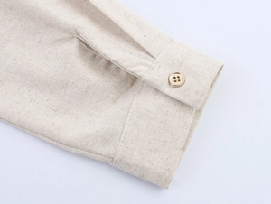 Gros plan du poignet de la robe kaki en coton et lin avec bouton et coutures précises