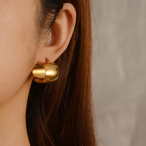 Boucles d'oreilles créoles épaisses vintage plaquées or 18 carats sur modèle