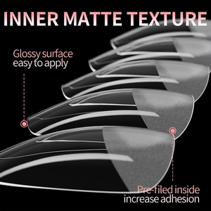 Détail de la texture intérieure mate pré-poncée pour une meilleure adhérence des ongles