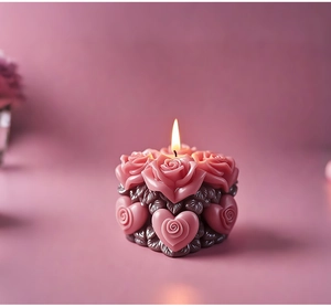 Vista dettagliata di una candela profumata a cuore di rosa con delicate incisioni floreali
