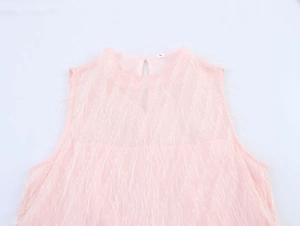 Dettaglio dell'abito rosa senza maniche con piume con morbide frange e scollo rotondo