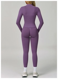 Détails du dos d'un ensemble de yoga violet sans couture avec legging et haut manches longues