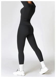 Détail de l'ensemble de yoga noir brossé montrant la coupe sculptante et gainante