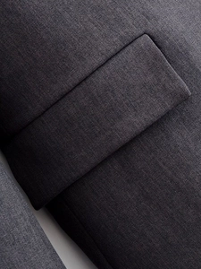 Détail macro du tissu gris foncé de costume et finition de l'abat-jour de poche