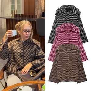 Texture de tricot détaillée et motifs géométriques sur ces cardigans à manches longues