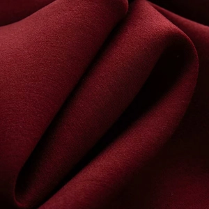 Sweat-shirt bordeaux pour femme à col rond avec boucles métalliques et texture tricotée