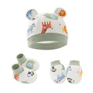 Set neonato in cotone con cappello guanti e calzini con stampe di animali verdi