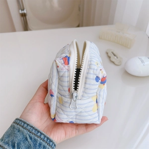 Détail d'une pochette en coton matelassé à rayures bleues et motifs de lapins mignons