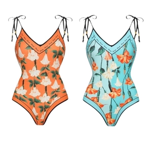 Set bikini vintage con mini maniche a farfalla e gonna svasata in blu e arancione