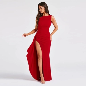 Détail de l'élégante fente latérale haute sur cette robe longue rouge sexy sans manches