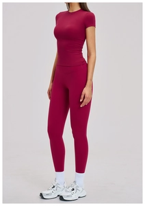 Detail of high-stretch compression yoga set with long sleeve zipper top and high waist leggings