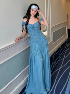 Robe bleue style français à col en V, épaules dénudées, taille plissée et tissu texturé