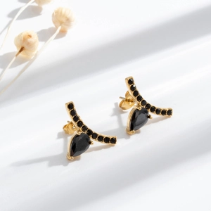 Boucles d'oreilles C dorées avec diamants noirs pavés et une pierre précieuse poire