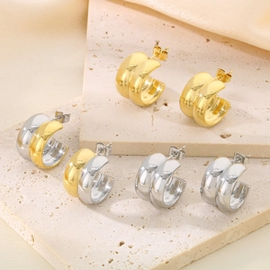 Vue détaillée des boucles d'oreilles en C plaquées or 18K et argent sur pierre