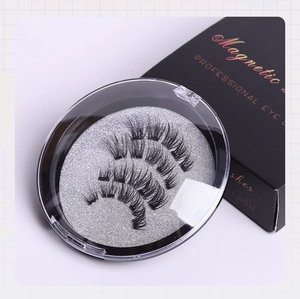 Set of 4 pairs of 3D magnetic eyelashes with a round case and glittery silver base