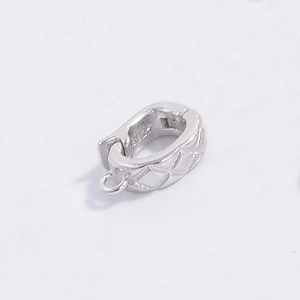 Detailed view of S925 sterling silver connector clasp with diamond texture and hallmark