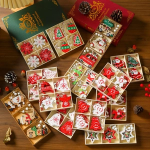 Eine Kollektion verschiedener hölzerner Weihnachtsornamente in Holzschachteln