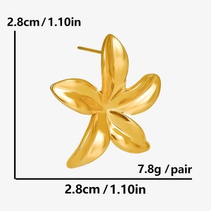 Vue détaillée des boucles d'oreilles fleur en acier doré montrant les dimensions et le poids