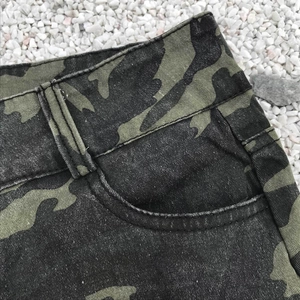 Detail von Camouflage-Jeansshorts mit hoher Taille, Gürtelschlaufen und Taschennähten