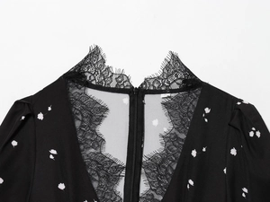 Detail von V-Ausschnitt-Spitze und Blumenstoff mit Reißverschluss an schwarzem Kleid