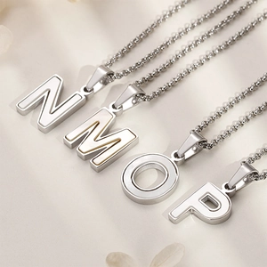 Collier à initiale argenté élégant avec nacre blanche sur une chaîne fine et chic