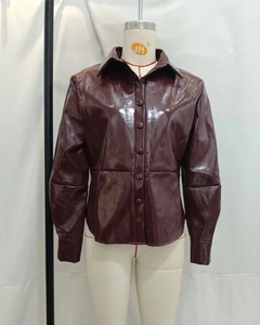 Detail der dunkelbraunen PU-Lederjacke mit glänzendem Spiegel-Finish und Knöpfen