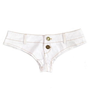 Détail du short en jean blanc montrant la fermeture à double bouton et coutures jaunes