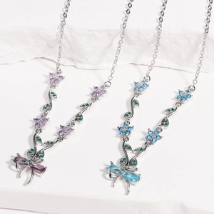 Details von Silberketten mit Blumenranken-Anhängern, lila und blauen Steinen