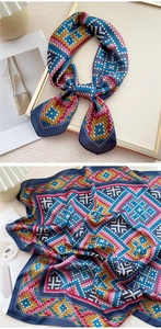 Gros plan détaillé d'un foulard en soie à carreaux géométriques aux motifs bleu et rose