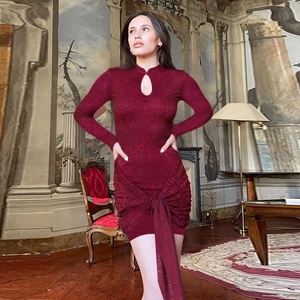 Elegante mini abito bordeaux in pizzo a maniche lunghe con scollo cut-out e nodo frontale